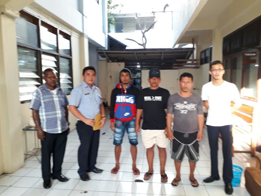 31/7 diserahkan 3 awak kpl philipina yg proses hkm tlh selesai dr @psdkp_lan5 kpd <a href="/ditjen_imigrasi/">Ditjen Imigrasi</a> Bitung utk deportasi.<a href="/kkpgoid/">KKP RI</a> <a href="/ekodjalmo/">Eko Djalmo Asmadi</a>