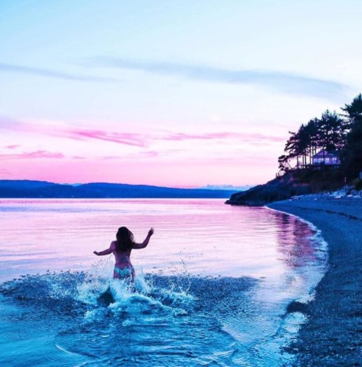 Running away from Monday and towards the weekend.
📸: <a href="/ToVogueOrBust/">Alexandra Grant</a>