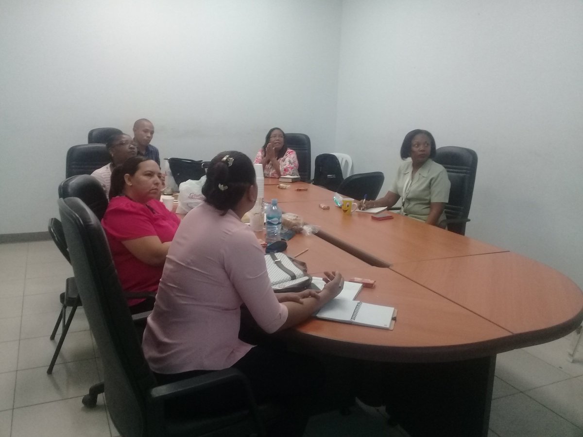 diatkinsong's tweet photo. Padrino Empresario de Mides-Colón, realizando jornada de docencia al personal, tema de hoy lunes La Vocación, dictado por Mercedes Guzman https://t.co/buDwp9Qor4