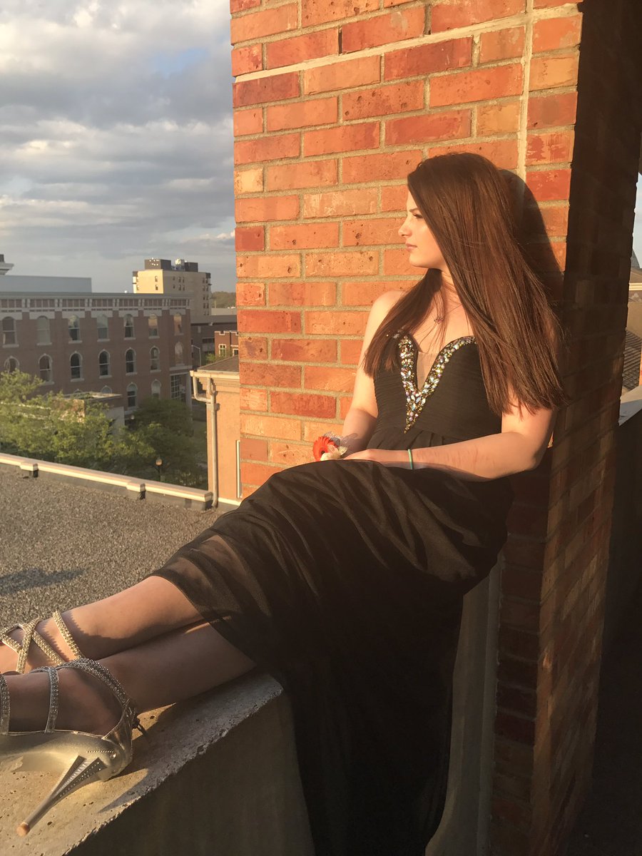 misshollisterr's tweet photo. #tbtoprom https://t.co/6WoQHJ1xe2