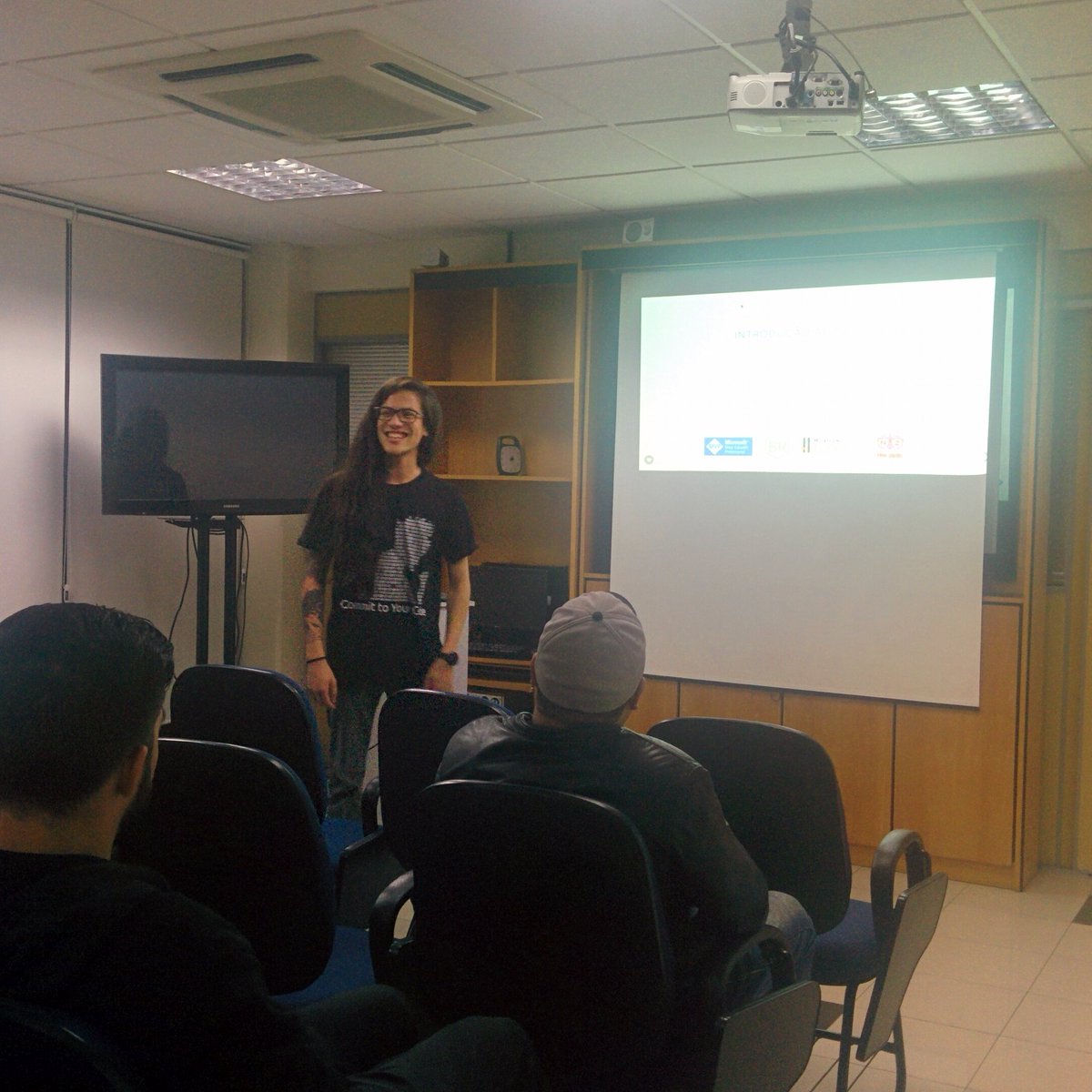 GDGSaoPaulo's tweet photo. Hoje no #HTML5SG tivemos Server Side Rendering com o Igor e palestra surpresa do Erick introduzindo ao Node.js #soudev https://t.co/mzKx4MzQlH