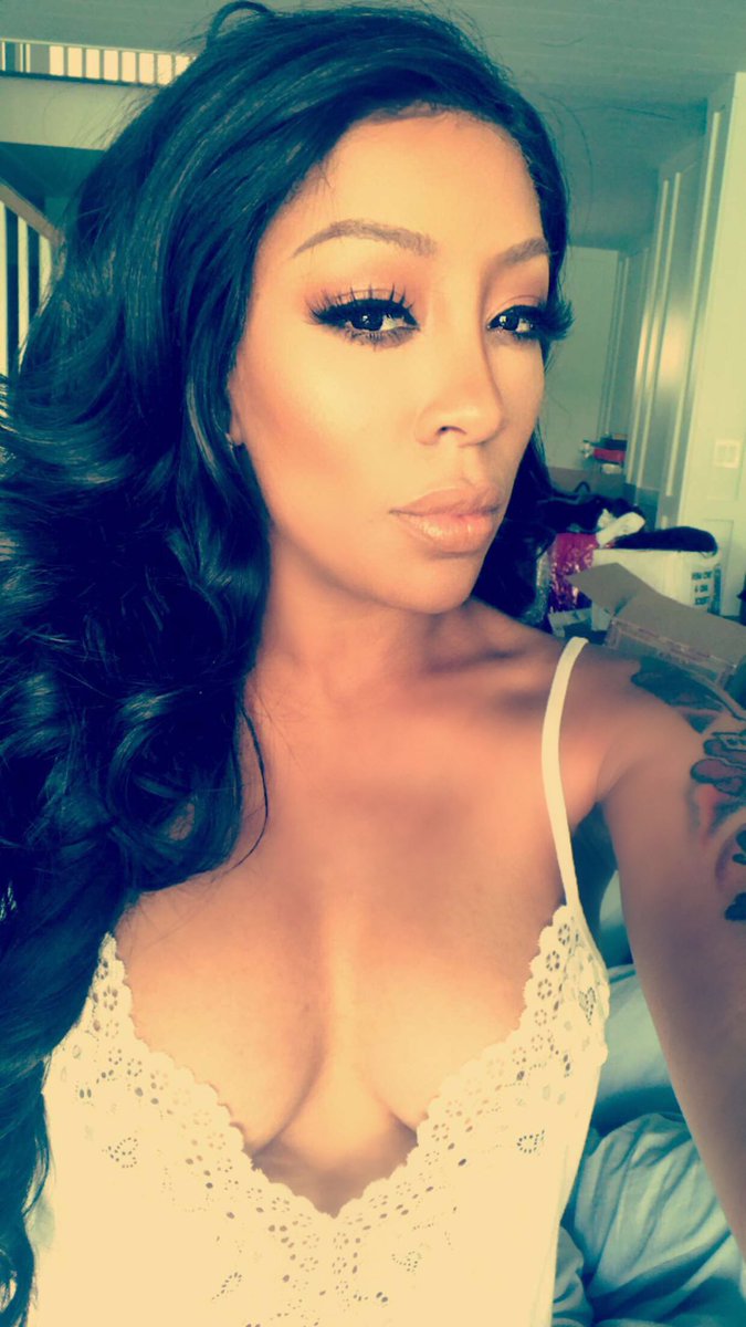 kmichelle's tweet photo. Moving in a full beat face😂 #thepeopleiusedtoknow https://t.co/rSJr7ZhXOg
