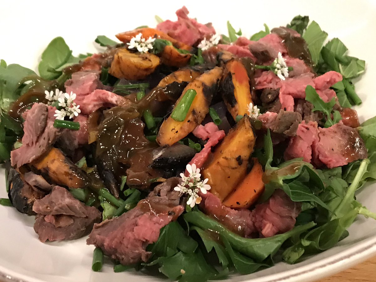 aronofskycreate's tweet photo. Roasted #carrot #redonion on #arugula and #herbs with #SousVide #beeftenderloin & #tamarind #asiandressing @stpaulmeatshop @ChefSteps https://t.co/1rYr5ypFUI