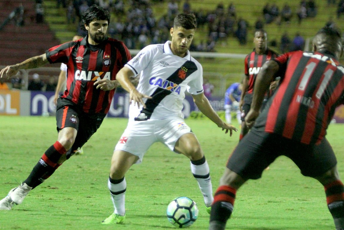 FutMundo2's tweet image. Com gol de Ribamar, Atlético-PR vence o Vasco por 1 a 0, sai do Z-4 e empurra o rival Coritiba para o 17º lugar. #VASxCAP #Brasileirao2017