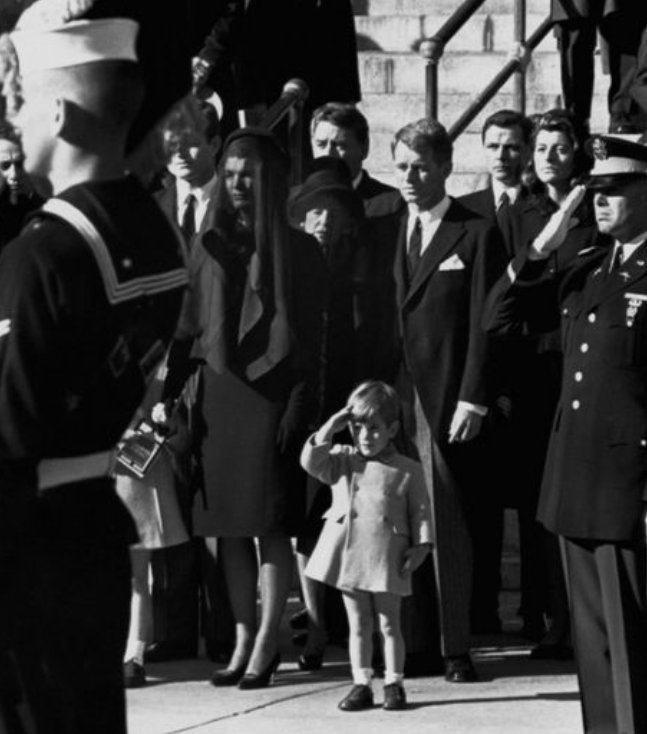 kelly_956's tweet photo. 1. John F. Kennedy Jr fait le salut militaire lors du passage de son père qui sera assassiné en 1963. https://t.co/iewHznbp7R