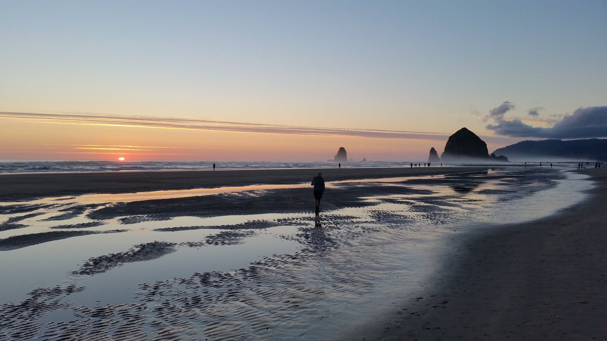 VillusionStudio's tweet photo. We love #VR , but it will never be as good as the real thing. #sunsets #travel #Oregon #beach #realisbetter #NOFILTER https://t.co/AxNxDm4l5n