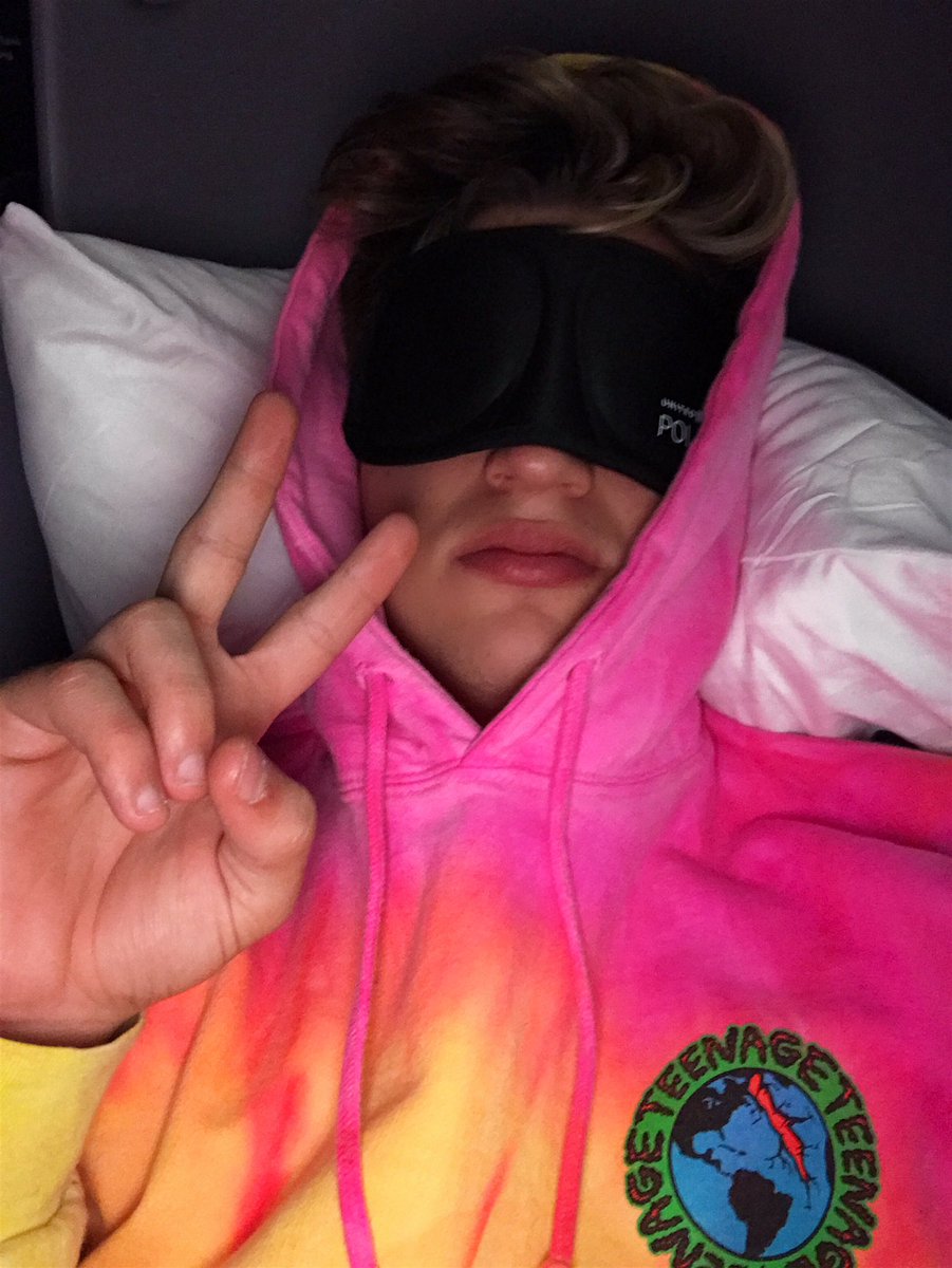 emartineeez's tweet photo. this is me everytime that I fly back to Spain haha and yes my brother and I are in Spain rn so Donald Trump give us our visa please. Thanky❤ https://t.co/lcje9o3oTN