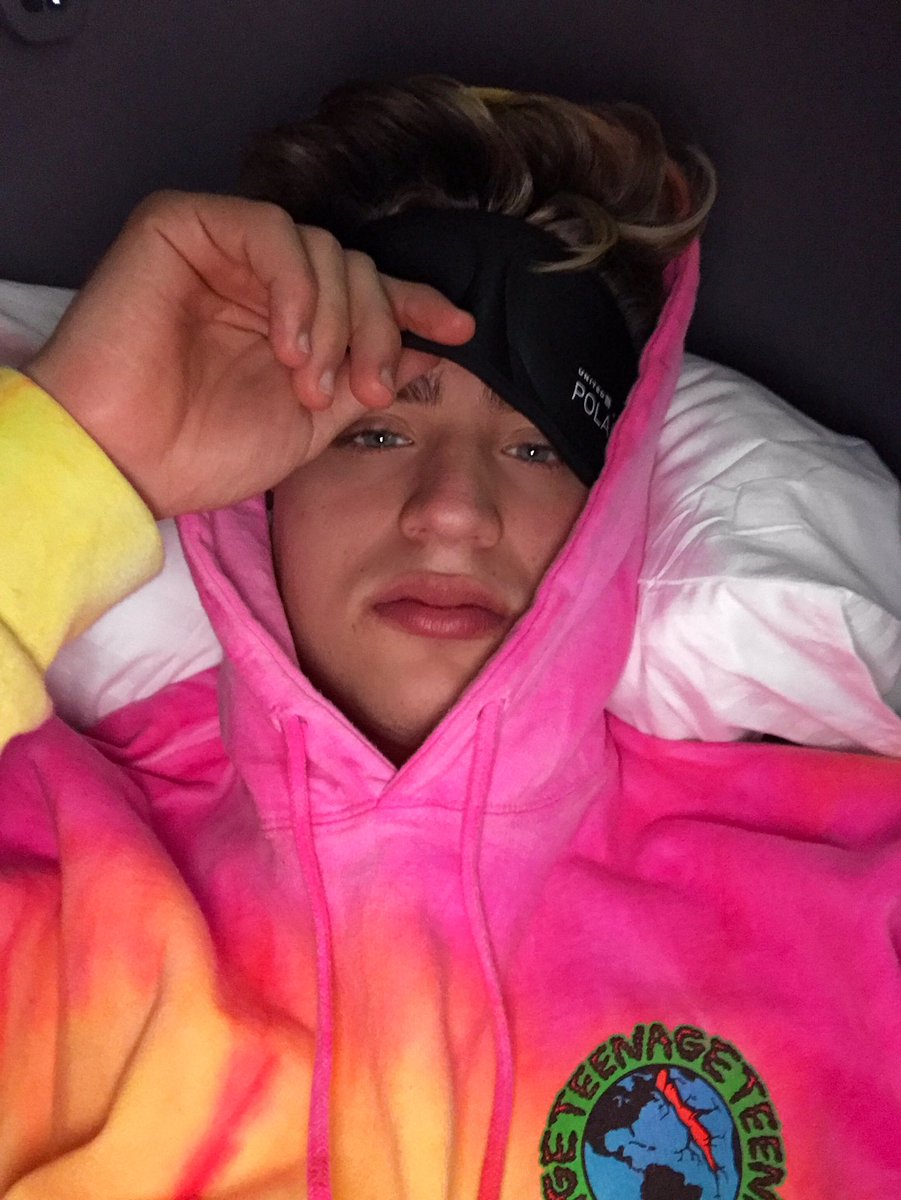 emartineeez's tweet photo. this is me everytime that I fly back to Spain haha and yes my brother and I are in Spain rn so Donald Trump give us our visa please. Thanky❤ https://t.co/lcje9o3oTN