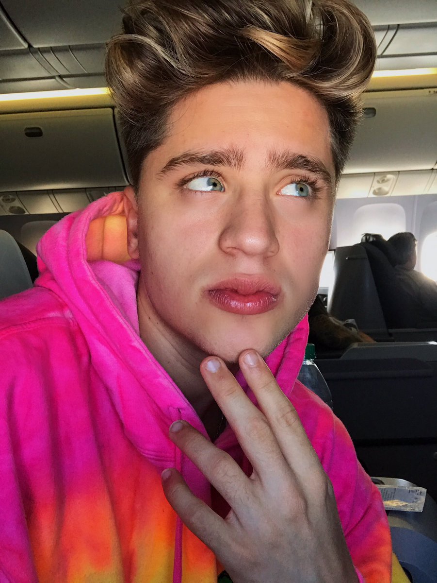 emartineeez's tweet photo. this is me everytime that I fly back to Spain haha and yes my brother and I are in Spain rn so Donald Trump give us our visa please. Thanky❤ https://t.co/lcje9o3oTN