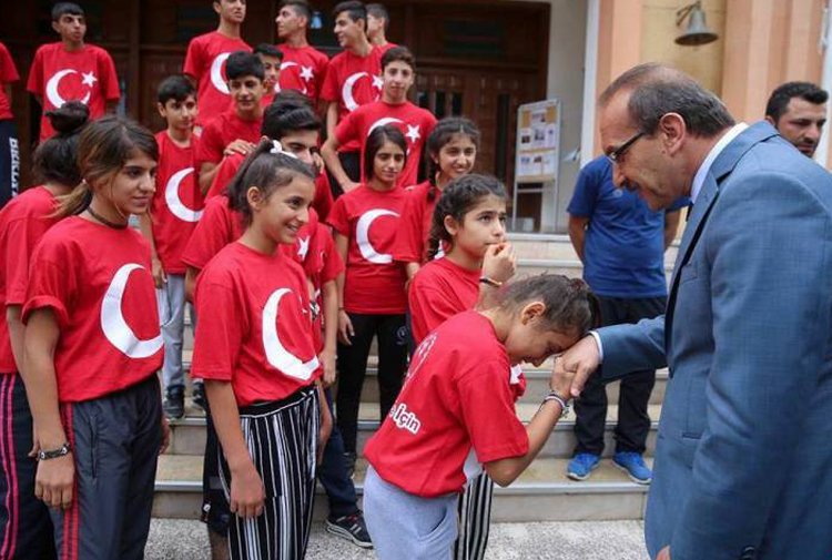 hayritunc on Twitter: "Kürt çocuklarına Türk bayraklı tişört giydirip, el  öptürmek... https://t.co/etnJ1TXbC4" / Twitter