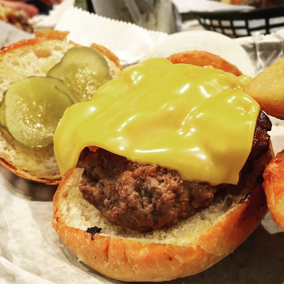 BurgerHunterUSA's tweet photo. Put #kellysdepotbar on your list for when you need a big classic done right. #burgerhunter #greatamericanburgerhunter 🍔🇺🇸 https://t.co/LlPr1Hk7xe