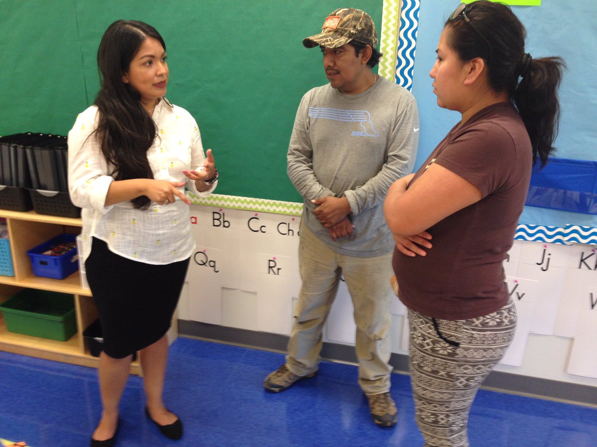 Ms_VictoriaWang's tweet photo. What an informative and exciting meet the teachers night at KACD! @kellycdoyle #kacdteams https://t.co/8lNOpan3fX