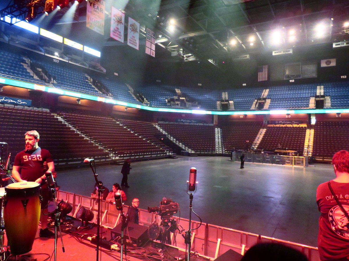 KOLfanblog's tweet photo. #KingsOfLeon - stageview during our @cidentertainmnt #KOLvip backstage tour! What it must feel like 2 have 10.000 fans starin @ U π³π³π³ yikes! https://t.co/BNTjF9QHom