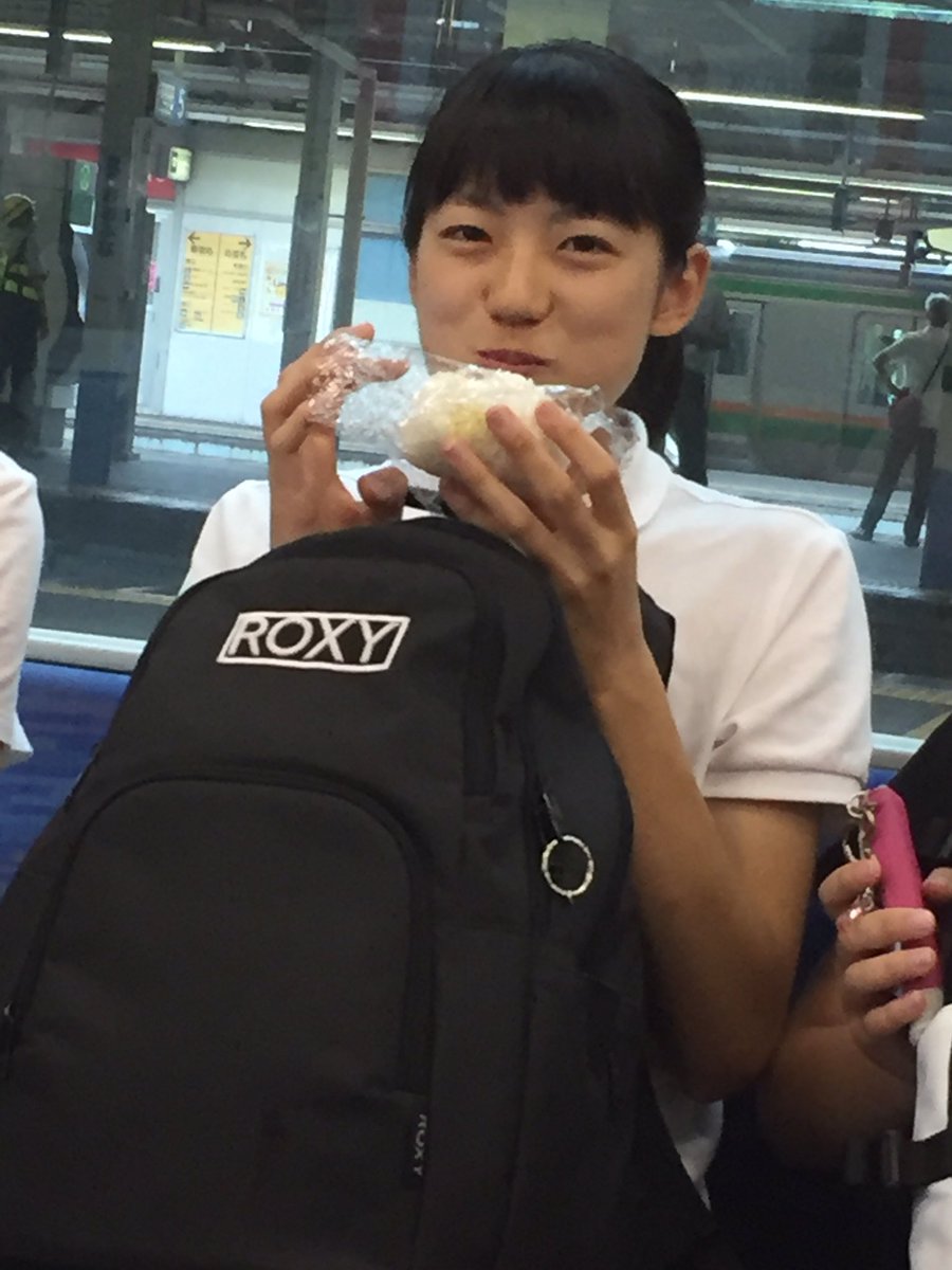 shichiri_42's tweet photo. おにぎりを頬張る馬渕莉奈。 https://t.co/tXJfza6v0r