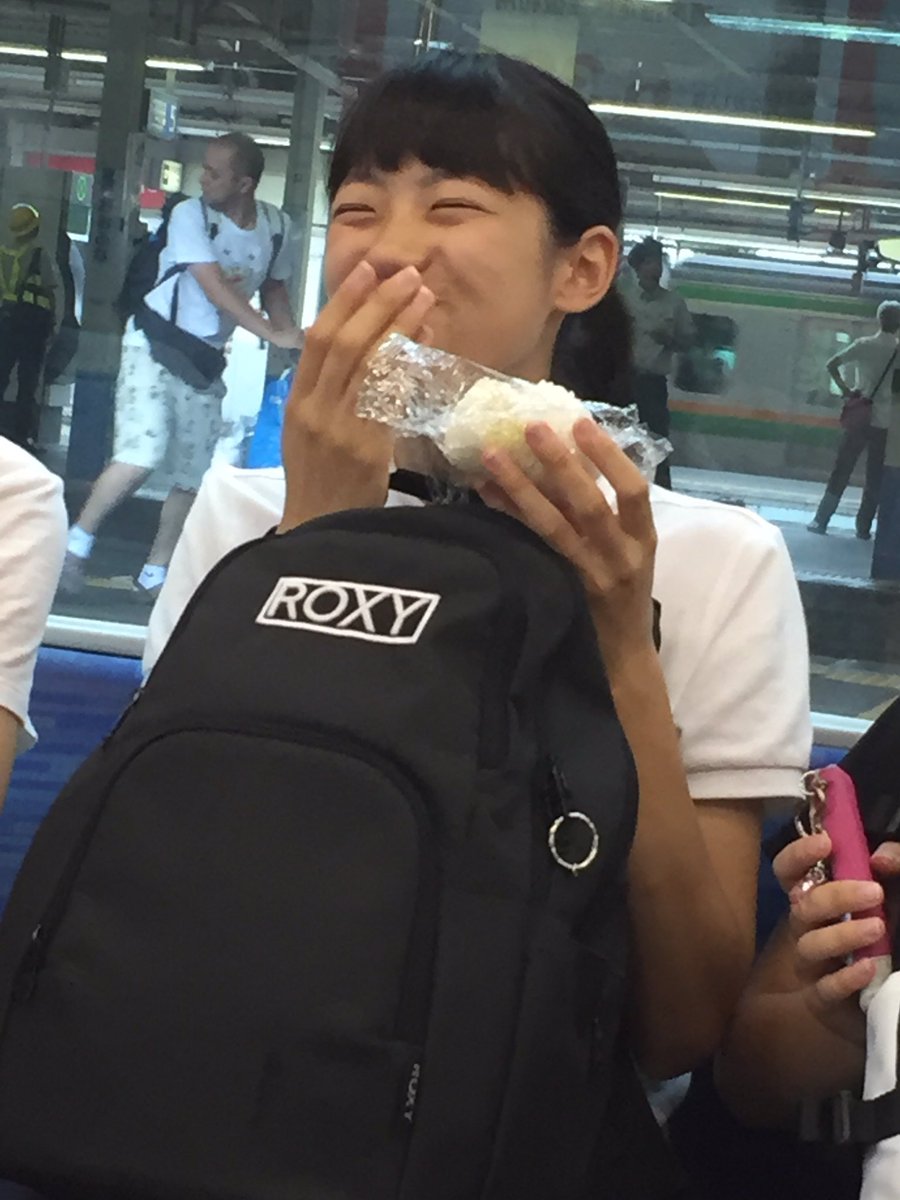 shichiri_42's tweet photo. おにぎりを頬張る馬渕莉奈。 https://t.co/tXJfza6v0r
