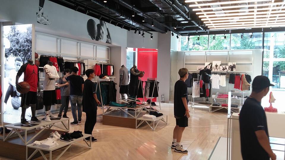 insidesolekorea's tweet photo. 今日喬丹弘大旗艦店艦開業Photo Sketch. Today is Jordan Hongdae Grand Opening Day. Welcome to visit our Store #jordanhongdae https://t.co/BIWmvHgkIc