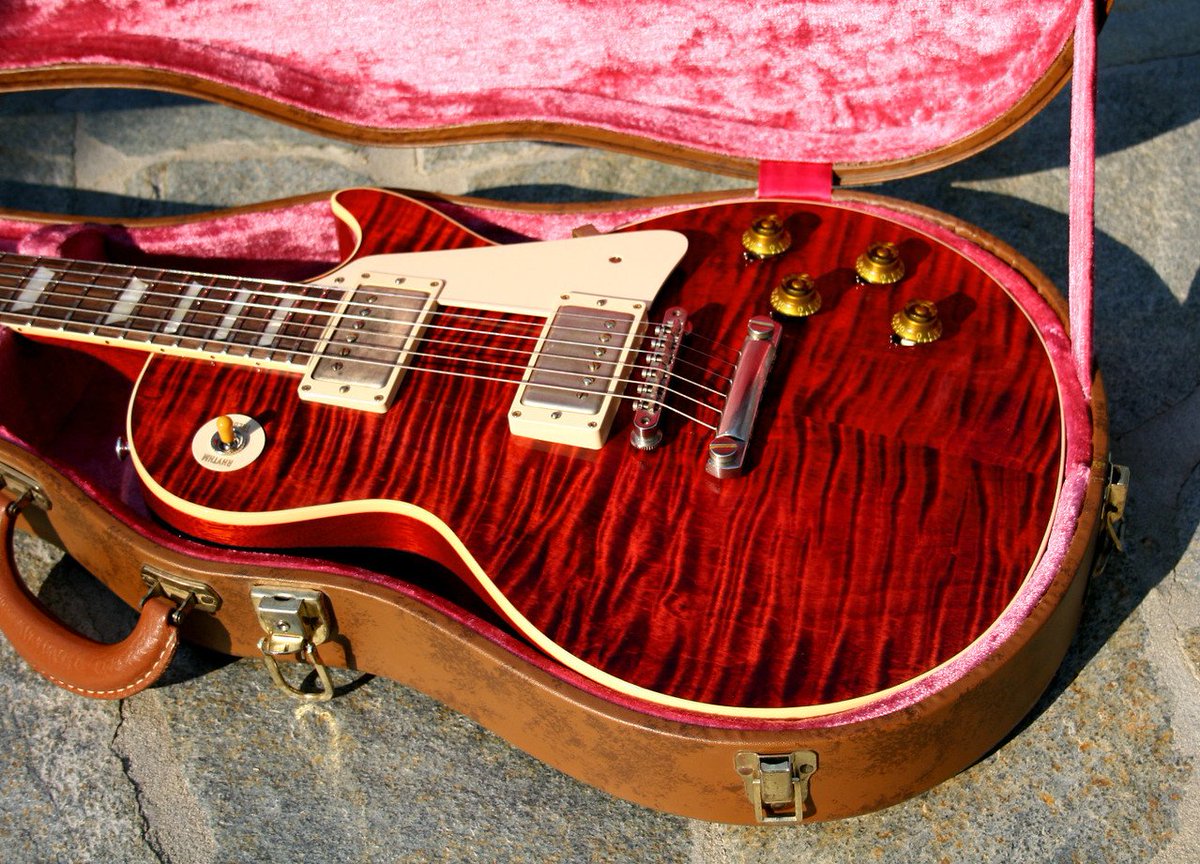 #GibsonCustom #LesPaul in a killer red burst finish.