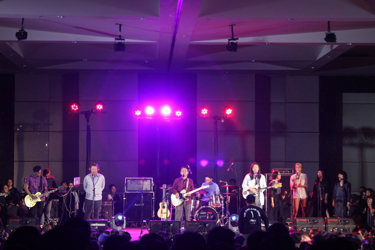 RollingStoneINA's tweet photo. FOTO: Pesta Kejutan Efek Rumah Kaca di Tiba-Tiba Suddenly Konser Again https://t.co/ScvvSwV2qv https://t.co/UWwDmnLg92