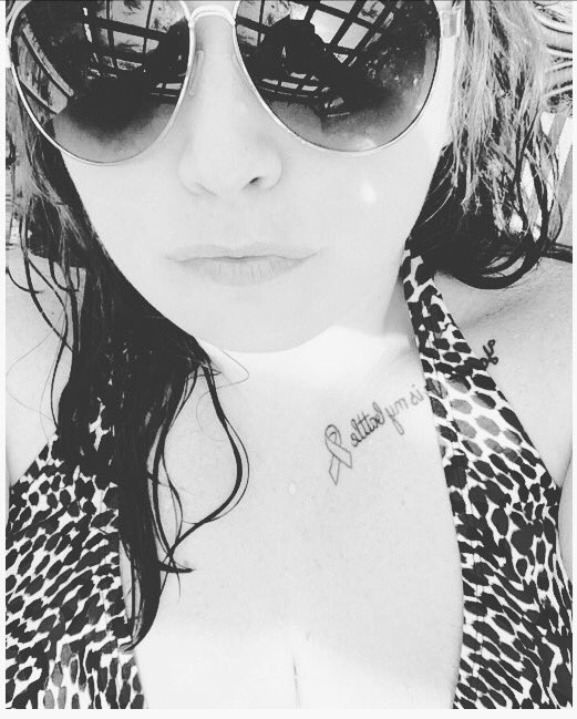 kendall2484's tweet photo. My plans for the week. #poollife #summerbreakisalmostover https://t.co/fKWP1G7uBP