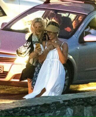 evansson_'s tweet photo. Love these pics of Scarlett. Greece with her girlfriends 💕💕 https://t.co/33tp9Tz4vi