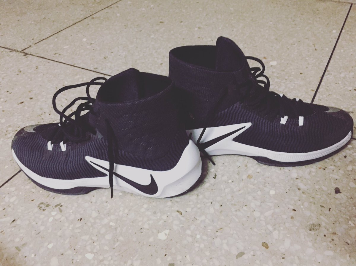 ColCaCo's tweet image. The quintessential running shoes {Just do it } #newbuy #nike #justdoit #athlete #pumps #nikeair #sports