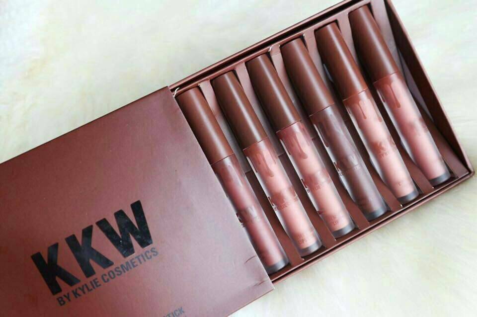 kapook2625's tweet photo. SALE  ‼️‼️🎀🎀‼️‼️
💖Kylie kkw ลิปไคลลี่แพคเกตสวยหรู สีสวย น่ารัก เนื้อแมท มี 2 โทนสี 
✨set red 
✨set nude 
ได้ถึง 6 แท่งนะคะ
ราคา 350.- https://t.co/q7yDBTwxmX