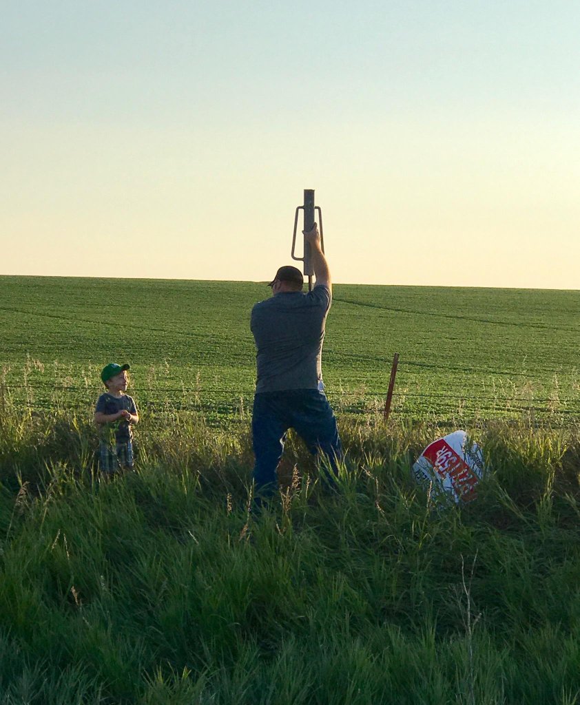 ordseedsolution's tweet photo. Crops look AMAZING! Family, crop walks, and a few signs to top it off! Life is good! #P27T59R #yieldhero #P0339AM #Aquamax @PioneerNebr https://t.co/PsMnsdGIiA