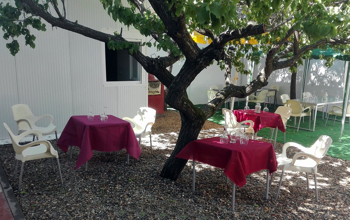 Ponemos a vuestra disposición un nuevo servicio,un RESTAURANTE donde poder disfrutar de una excelente comida de horno de leña con buen vino