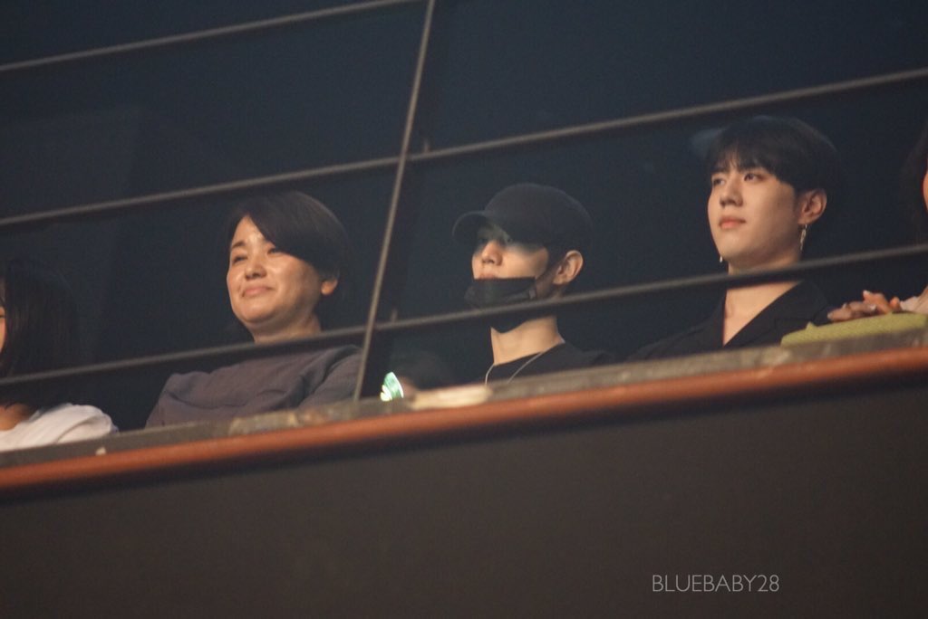 withluvsbetter's tweet photo. GOT3's Mark was spotted at the concert last night... with? 😏 #ficflee https://t.co/VdGXjJuYcA