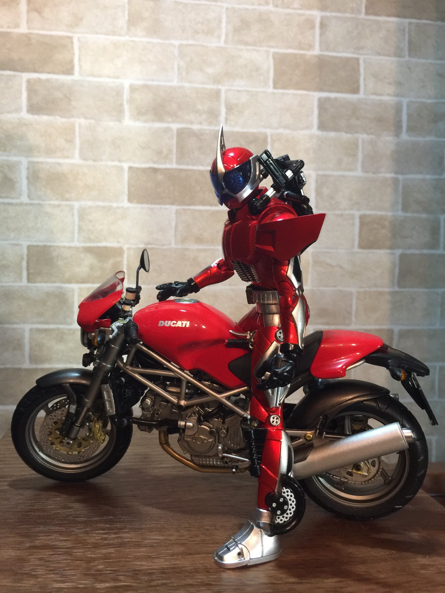 Ducati Monster937用ハイシート赤 DUCATI Monster 937 950 ハイシート ドゥカティ モンスター