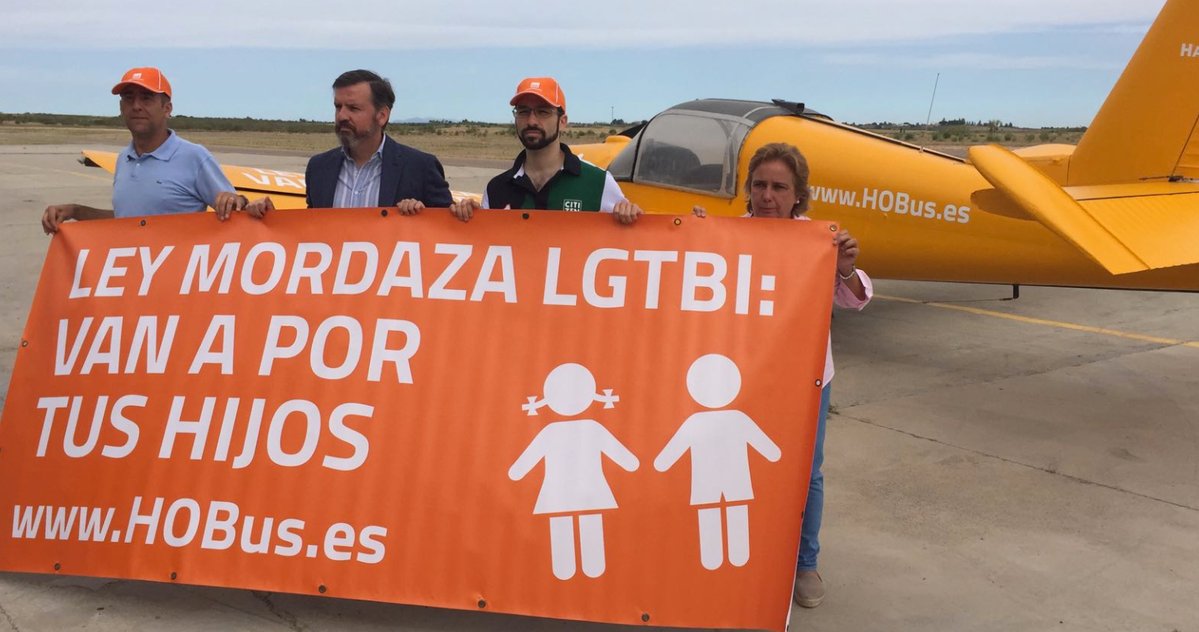 JordiCruzPerez's tweet photo. ¿Todos listos y preparados para jugar con la avioneta de HazteOir? https://t.co/wTYicDa4X0