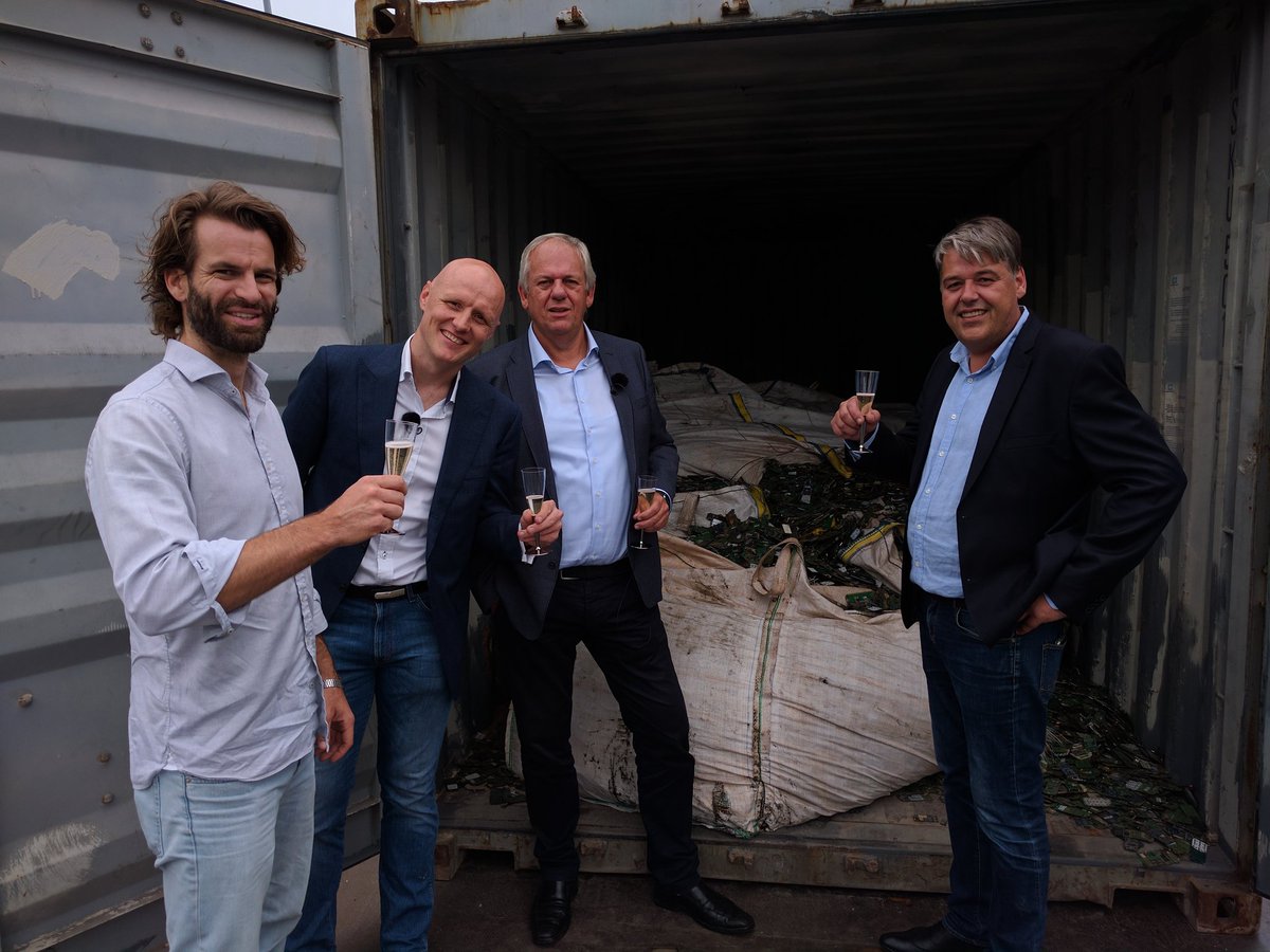 CtheLoop's tweet photo. The containers are open! Together with our partners we collected and shipped 735,000 #mobilephones . Congratulations to everyone! #ewaste https://t.co/0aBuzZJSN4