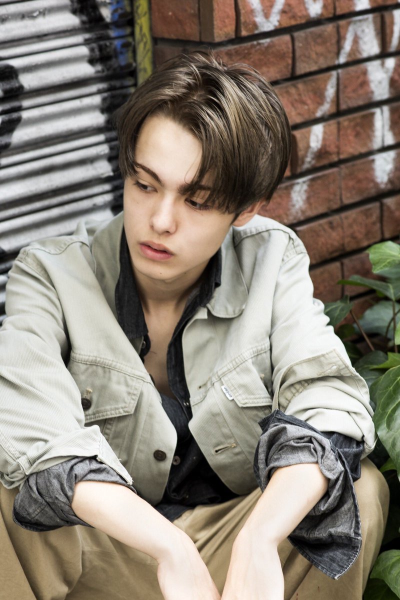 峰田大暉 ジョンコナー風ヘア 校則あるけど夏休みだし イメージ変えたい せっかく髪も伸ばせるし そんな時は カラーでイメージ一新 スタイリングはドライ後にオイルを馴染ませただけ 衣装はイメージよせるために暑いけど重ね着ᕦ O Oˇ ᕤ