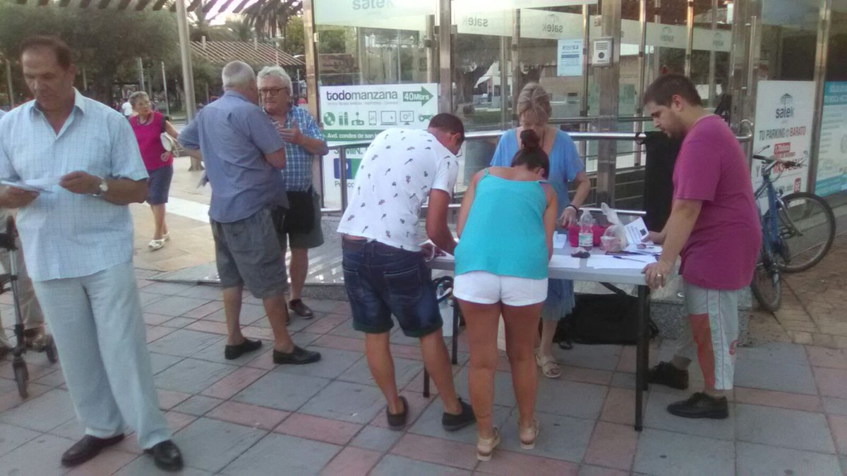 plataformafuen's tweet photo. Ayer 31 de Julio, hemos estado en la Plaza España con la recogida de firmas. #Fuengirola https://t.co/Ft4gB7PoAF