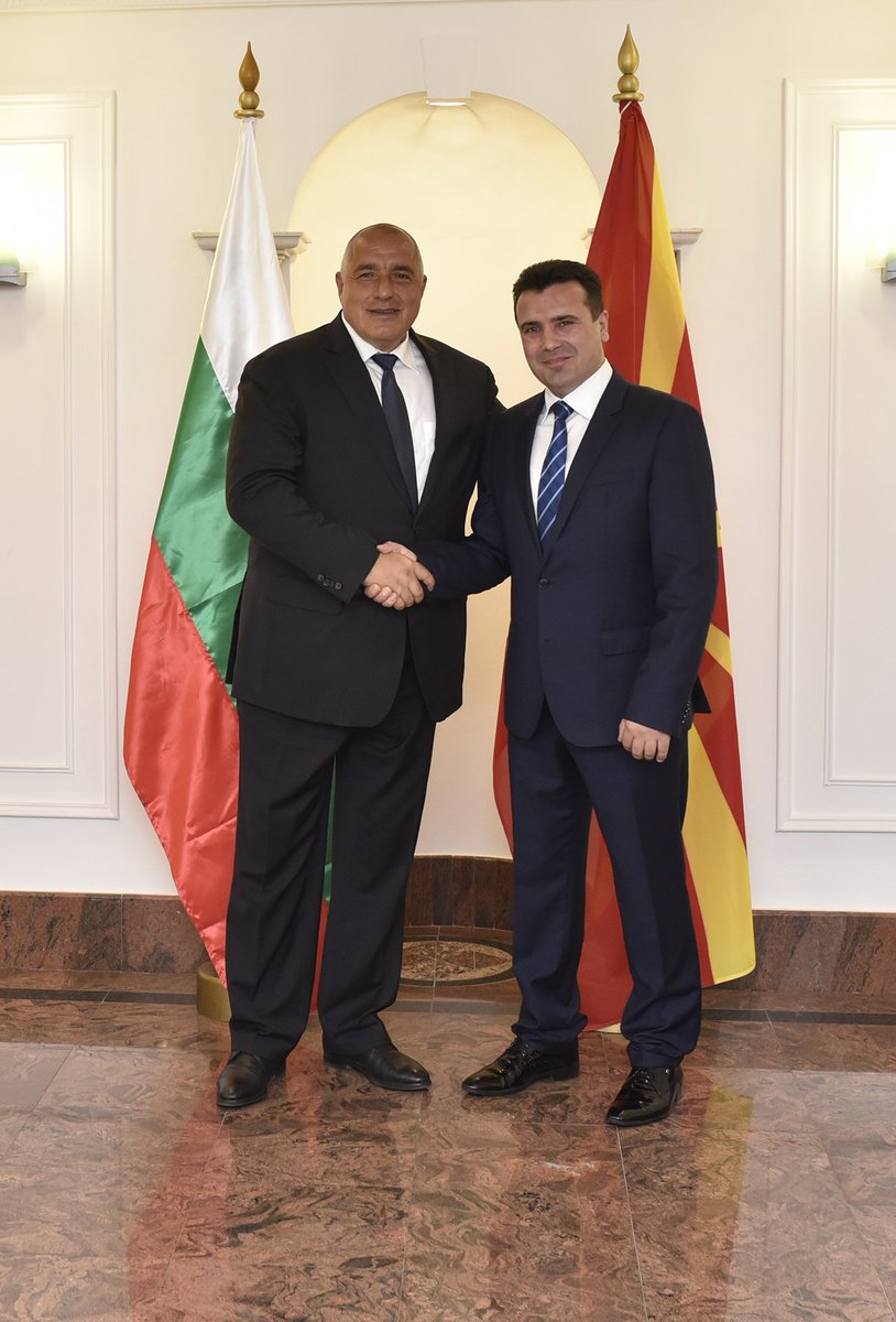 Zoran_Zaev's tweet photo. Со премиерот Борисов ги премостуваме разликите и отвораме нови хоризонти за двете земји. Минатото и историјата, како темел на иднината. https://t.co/TNA3v4os4e