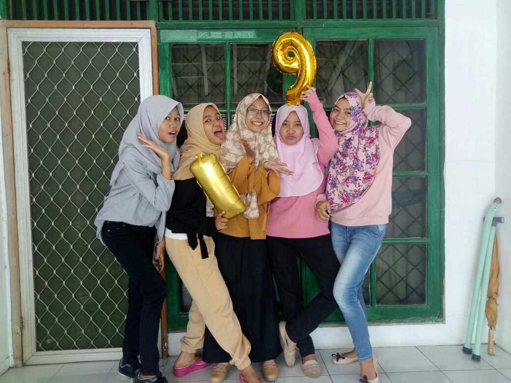 weareAM06's tweet photo. Nabilah's House - 27/07/2017
"Happy Birthday @naafi_nabilah for 19th"
- @Kiti_Rofianti @Ayusuci82 @BellaAngraenii @fikusuma -
* @windapim https://t.co/dbsOrV7bp7