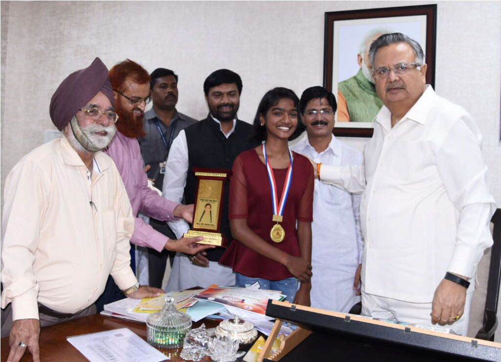 drramansingh's tweet photo. Met Riza Masha Khan, gold medalist of South Asia's First Yoga Championship. She has made Chhattisgarh proud. More power to her! https://t.co/xP4zj7GU1D