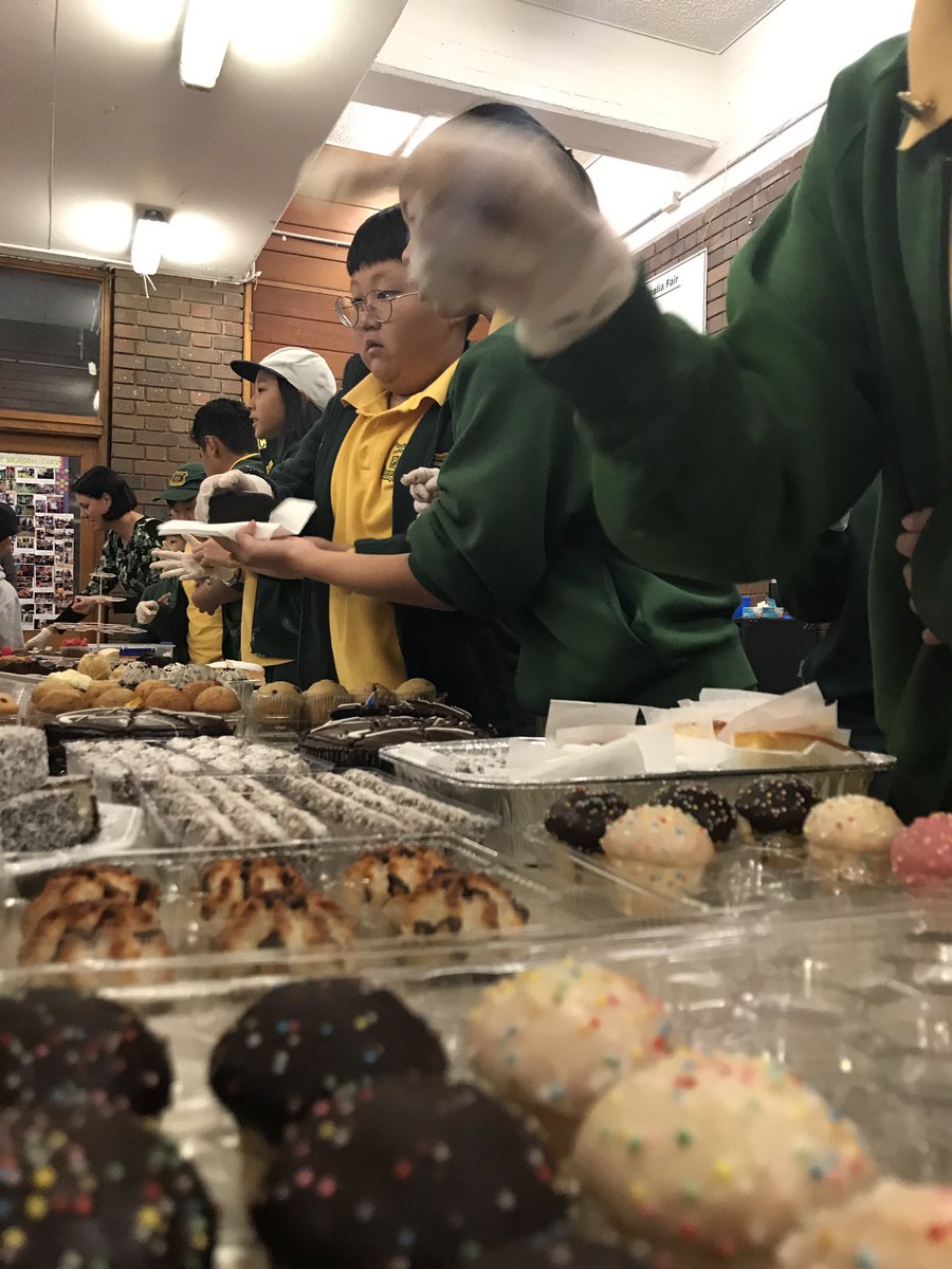 HarcourtPS's tweet image. Doughlicious! Cakes, cakes &amp;amp; more cakes from our wonderful Stage 3 Ss &amp;amp; parents #Edweek17  @janholt07 @KathyPowzun