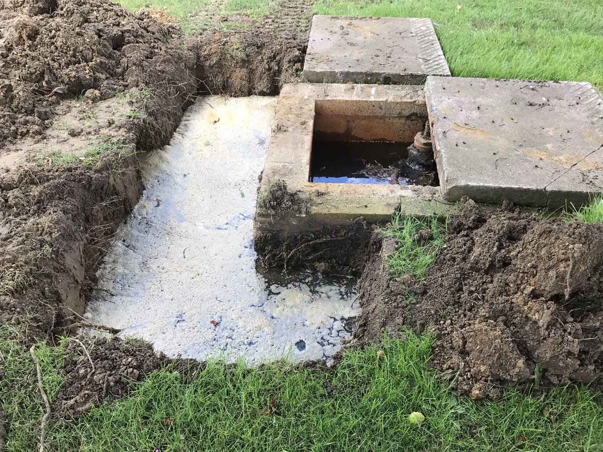 SmallholdersUK's tweet photo. Bore holes. 😥Shortly after we moved in, excited about our #farmlife Mrs Jez & I renamed the place Money Pit Farm #nightmares #alwaysfixing https://t.co/tkxdsMhZO2