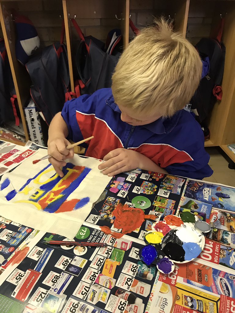 stacetink88's tweet photo. Grade 3's enjoying some fabric painting fun #MADDweek #benniesboys @BenniesJP @SBCMedia https://t.co/ZGNlyo5eDi