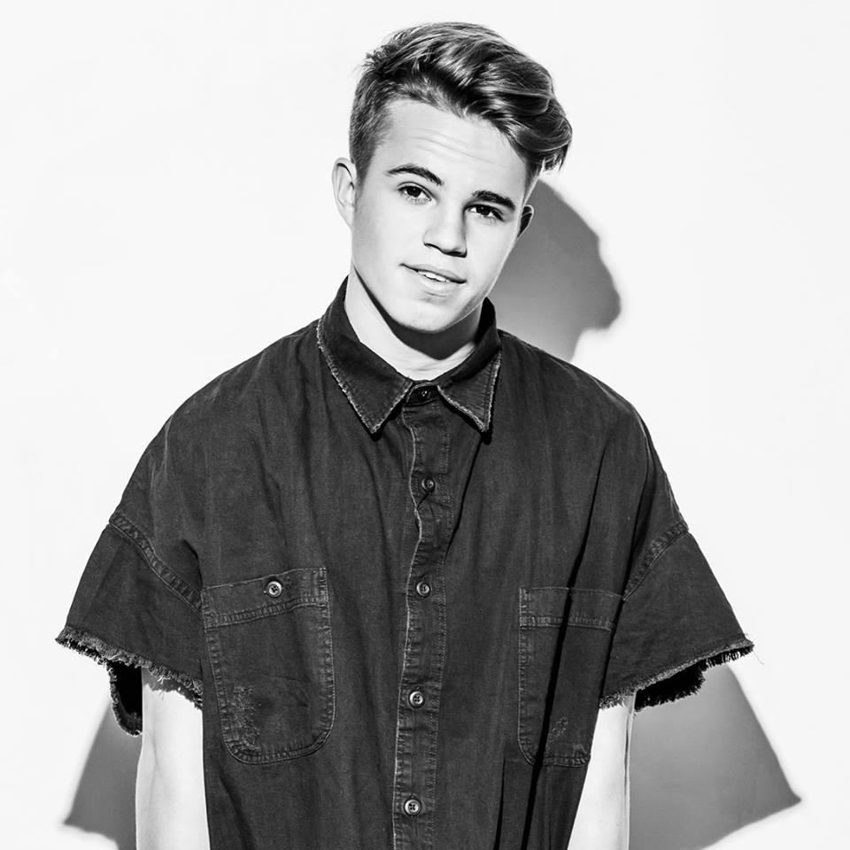 .<a href="/Bradklynsmith/">Brad Klynsmith</a> signs @this_is_sutton to his management agency. Listen to his debut single 'One More Chance' here: elbroide.com/2017/08/01/gan…