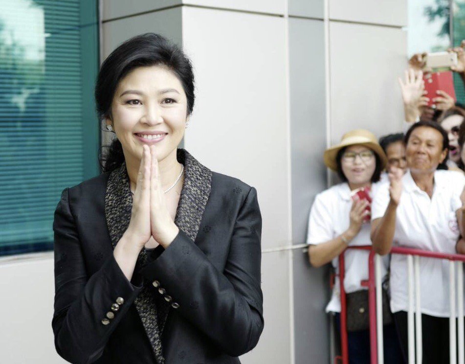 PouYingluck's tweet photo. ดิฉันขอขอบคุณพี่น้องประชาชนและแฟนเพจที่มาให้กำลังใจในการแถลงปิดคดีด้วยวาจาที่ศาลฎีกาในวันนี้นะคะ รวมทั้งกำลังใจจากพี่น้องทางบ้านด้วยค่ะ https://t.co/7CsZmtuYd9