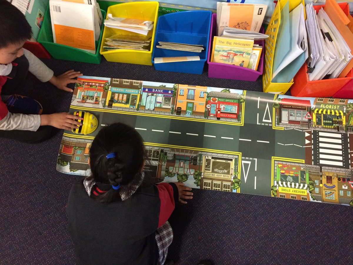 LizJugovac's tweet photo. L1 having fun learning about direction with Bee-Bots @VillawoodNthPS @bteachable #beebots #programming #maths https://t.co/67vITY4OCK