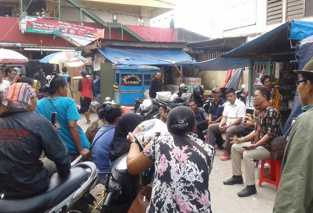 DPP_IKAPPI's tweet photo. Siang ini, Sekjend @DPP_IKAPPI @rahardian_tinno berikan penguatan kpd rekan2 pedagang pasar Kebayoran Lama DKI. ✊✊✊ https://t.co/zW6M5uoZjx