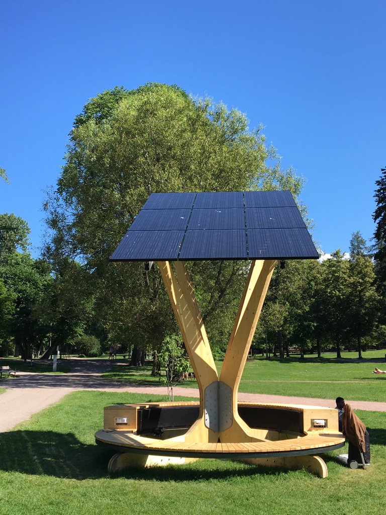 Energía solar en un parque de Oslo para cargar el móvil, tablet, portátil...
