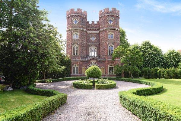 This wonderful Esher home (castle!) is a home of the week in @Countrylifemag countryliving.co.uk/homes-interior… from @willsandsmerdon