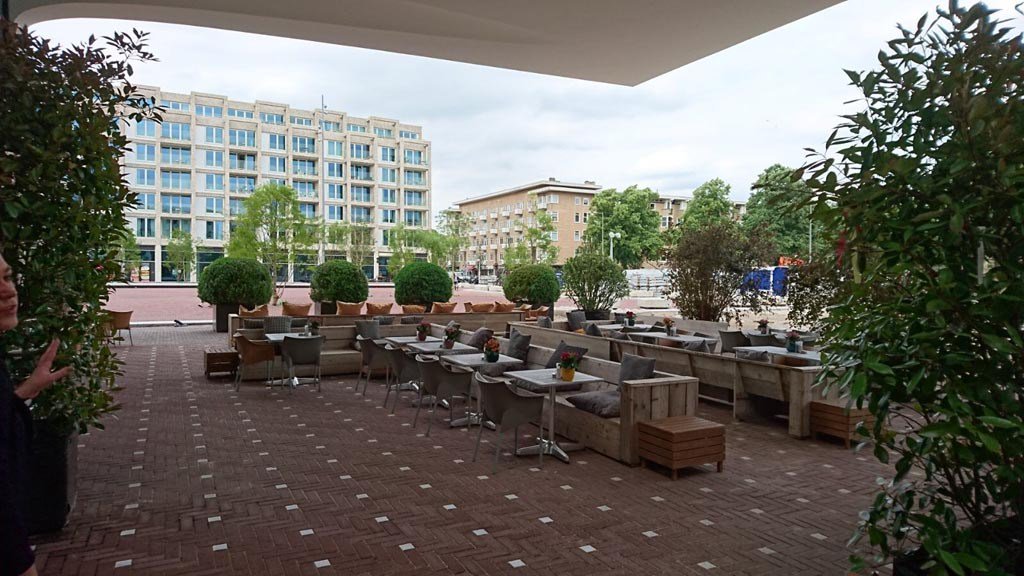 Wisselvallig weer, maar lekkere temperaturen. #overdektterras #hetamsterdamseproeflokaal #hap #koffieverkeerd #zakenlunch