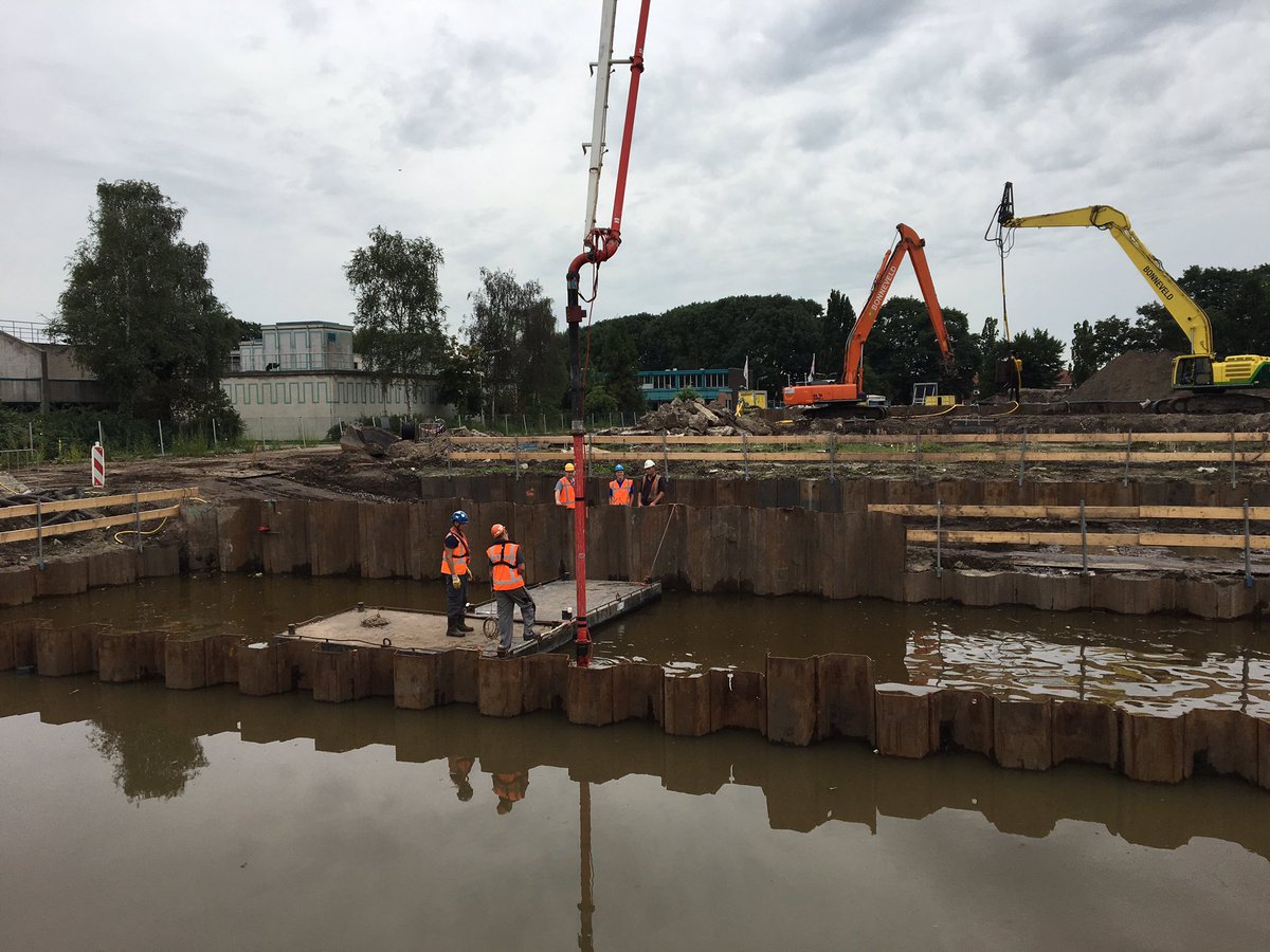 pge14's tweet photo. Storten onderwaterbeton voor de eerste bouwkuip voor nieuwe #RWZI te #Utrecht voor @heijmansnl en @GMBtweet https://t.co/cCqqelctxF
