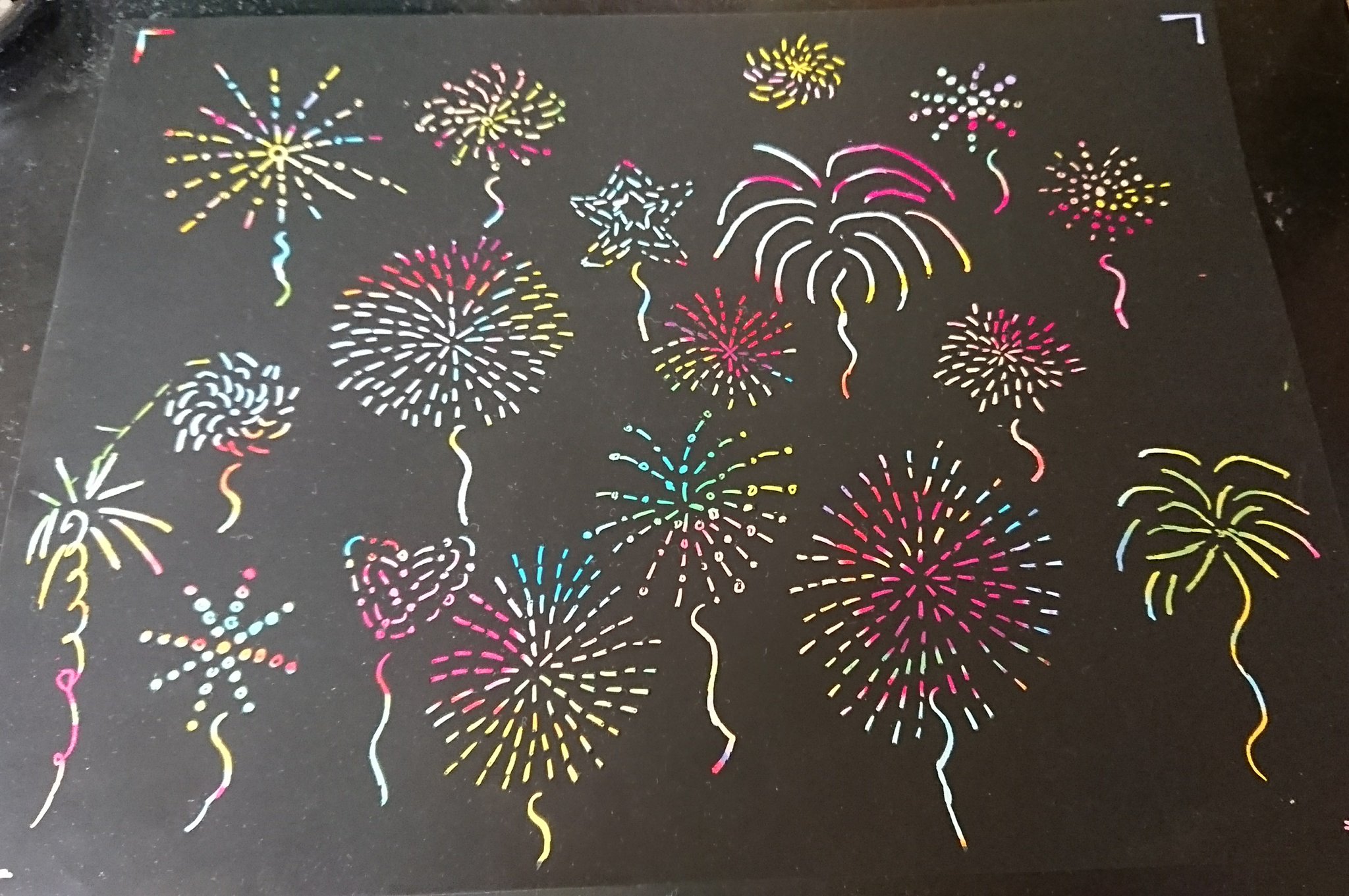 はか ダイソーに売ってるレインボーペーパーシートで花火描いてみた 花火にみえるかな ๑ ๑ 花火 T Co Xyfcrkekdv Twitter