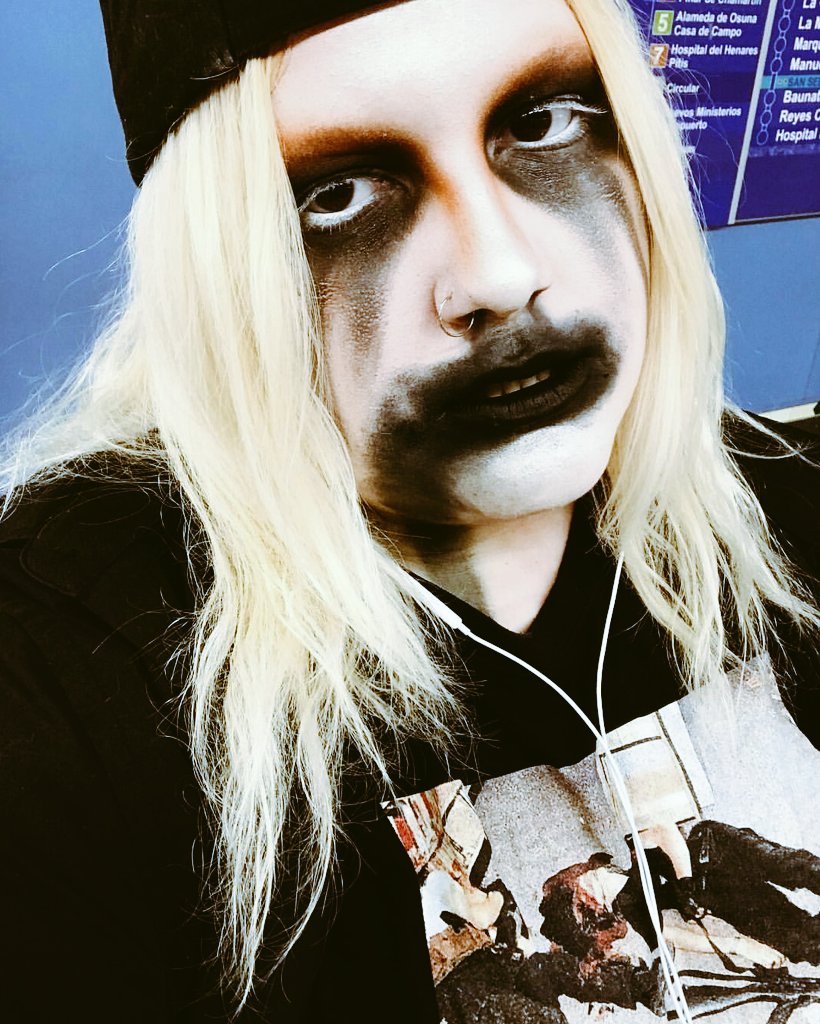 trans_blogger's tweet photo. #1deagosto  Feliz #DíadelaAlegría 💀💀💀 De nada! #rebirth https://t.co/cpJNUNN1CT